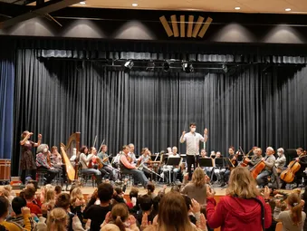 Dirigent zeigt Kindern das Dirigieren